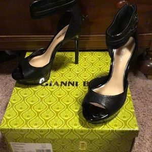 Gianni Bini black platform toe high heel shoe